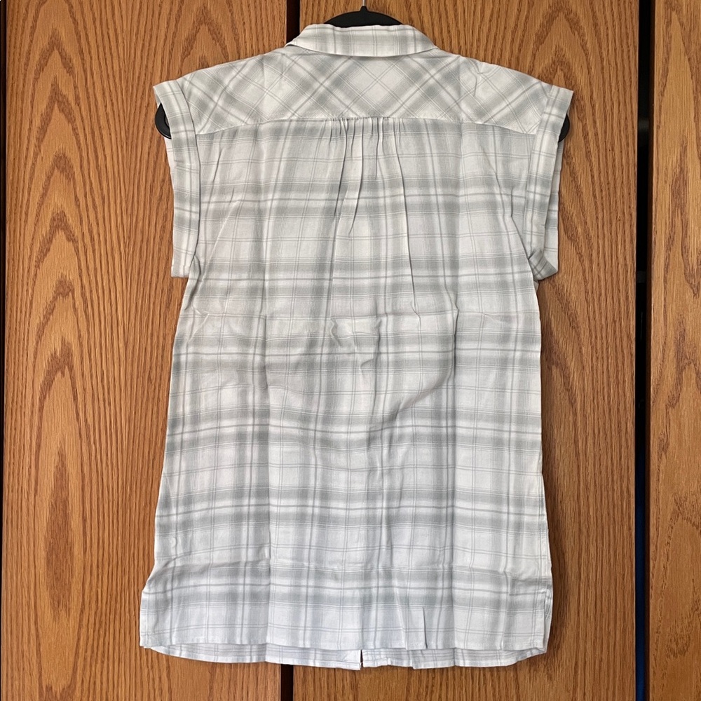 🌺SALE🌺UNTUCKit Plaid Shirt - Picture 3 of 8